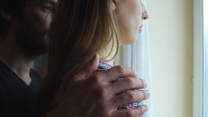 백인 커플 감정 실루엣 얼굴 결혼 창문 가족 관계 남편 스트레스 실내 두명 옆모습 대립 방 터치 슬픔 분노 짜증 표현 아내 폭력 좌절 닫기 충돌 싸움 문제 부정적 소셜 위기 이슈 트러블 남용 4K MP4 해외동영상 클립영상 서양인 뷰포인트 컨셉 모션 촬영기법 사람 이벤트 내부 신체부위 사회이슈 동영상 파일형식