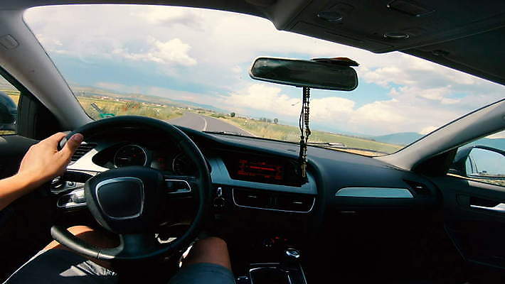 백인 1 라이프스타일 응시 남자 도로 여행 의자 비즈니스 창문 교통시설 자동차 새로움 수염 실내 미소 안전 사람 앉기 성인 야외 내부 운전 비즈니스맨 바퀴 운전사 고급 속도 보험 모터 자동 스타일 4K MOV 해외동영상 클립영상 서양인 직업 시선 길 육상교통 가구 교통 컨셉 모션 표정 생활 직장인 시설 동영상 파일형식