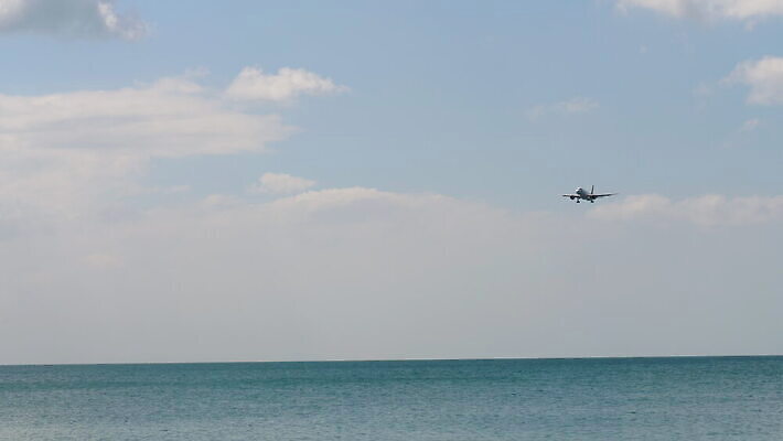 아시아 여행 날개 비즈니스 교통시설 태국 휴가 전등 비행기 사람없음 빨간색 흰색 공항 항공 속도 상업 활주로 제트기 승객 엔진 대패 착륙 푸켓 접근 4K MOV 해외동영상 클립영상 나라 길 컬러 교통 항공교통 조명 대중교통 시설 동영상 파일형식