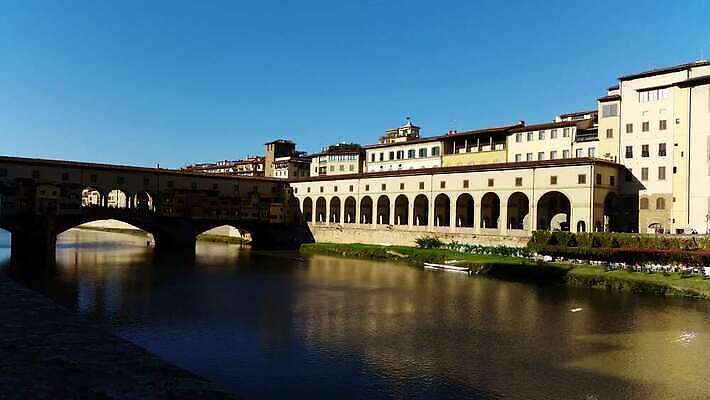 외관 문화 컬러 여행 건축양식 하늘 사람없음 야외 건물 물 강 반사 맑음 궁전 가을 도시 중세 역사 아치 타운 랜드마크 로마인 옛날 토스카나 피렌체 4K MP4 해외동영상 클립영상 자연요소 건축물 계절 건축 고건축 날씨 인종 이탈리아 동영상 파일형식