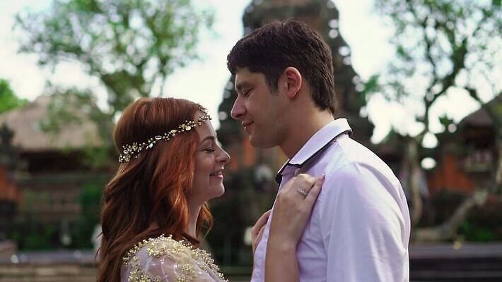 백인 커플 드레스 여자 남자 포즈 신랑 결혼 신혼부부 포옹 결혼식 휴가 키스 관리 사랑 두명 여름 걷기 귀여움 맑음 산책 낭만 흰색 잡기 가운 발리 인도네시아 MOV 해외동영상 슬로모션 클립영상 서양인 부부 옷 계절 감정 아시아 컬러 섬 컨셉 관계 안기 모션 날씨 휴식 촬영기법 사람 이벤트 애정표현 신혼 동영상 파일형식