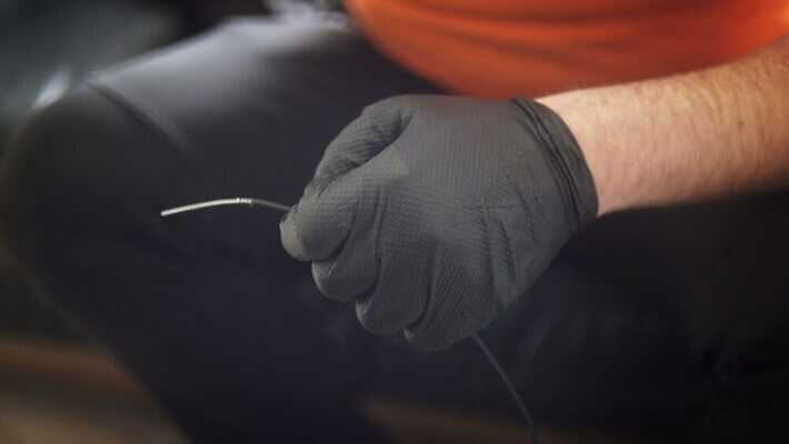 직업 손 산업 백그라운드 인터넷 통신 기술 사람 사람없음 자료 장비 정보 작업 네트워크 기술자 연결 자르기 신호 전염 철사 섬유 설치 스펙트럼 용접 하드웨어 광학 4K MOV 해외동영상 클립영상 모션 신체부위 컴퓨터 직물 질병 감염 동영상 파일형식