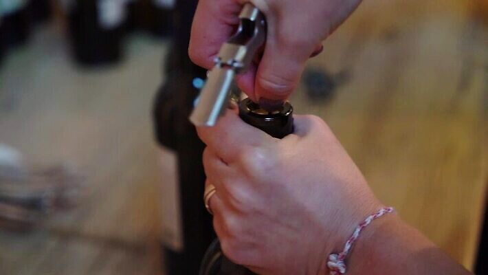 음료 유리 탁자 포도 휴가 기념 주류 나선형 사람없음 목재 빨간색 갈색 파티 주방 와인 축제 펼침 마개 기구 공구 축하 알코올 바 오픈 당기기 우아함 맛 수집 만취 웨이트리스 웨이터 포도밭 포도나무 코르크 내추럴 와인오프너 메를로 양조장 지하실 MOV 해외동영상 클립영상 나무 직업 컬러 가구 컨셉 무늬 밭 과일 재료 모션 재질 이벤트 뚜껑 도구 과일나무 종업원 동영상 병따개 술취함 파일형식