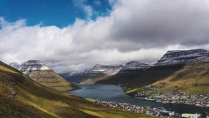 유럽 바다 섬 모션 자연 하늘 산 주택 안테나 파노라마 사람없음 물 파란색 강 마을 도시 시간 북쪽 타운 동영상 대서양 항공촬영 다도해 랜드마크 스칸디나비아 절정 4K 타임랩스 MOV 해외동영상 클립영상 자연요소 나라 뷰포인트 컬러 통신 촬영기법 건물 방향 생태계 파일형식