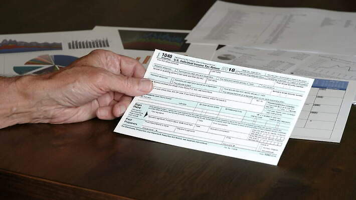 백인 손 종이 비즈니스 금융 미국 계산기 달력 가리킴 업무 날짜 계획 정상 4월 책상 파일 엽서 법 머리위 회계 2018년 세금 수입 정부 조언 환불 과세 4K MOV 해외동영상 클립영상 서양인 가구 컨셉 북아메리카 문구용품 손짓 신체부위 경제 장비 작업 편지 연도 동영상 파일형식