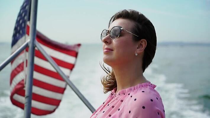 백인 응시 여자 섬 여행 바람 휴가 새로움 항해 한명 사람 야외 건물 물 파란색 강 여행객 항구 고층빌딩 미국 도시 만 보트 크루즈 손목시계 뉴욕 스카이라인 맨해튼 랜드마크 허드슨강 브루클린 MOV 해외동영상 클립영상 자연요소 서양인 1 건축물 시선 시계 컬러 컨셉 북아메리카 장신구 교통시설 날씨 빌딩 배 동영상 선박 파일형식