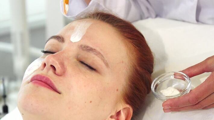 백인 직업 라이프스타일 손 여자 얼굴 백그라운드 신체 휴식 건강 가면 한명 사람 성인 뷰티 상점 스파 화장품 장비 마사지 닫기 미용사 피부 크림 피부관리 방문 테라피 내추럴 순서 거짓말 돌봄 수분크림 신청 4K MOV 해외동영상 클립영상 서양인 1 컨셉 모션 생활 신체부위 동영상 파일형식