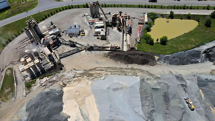 식물 산업 도로 교통시설 건설업 사람없음 건물 환경 탑 기계 장비 바위 업무 제조 컨테이너 아스팔트 천 언덕 시멘트 수납 짐차 무거움 섞기 4K MOV 해외동영상 클립영상 건축물 길 교통 자동차 돌_바위 직물 작업 무게 시설 동영상 파일형식