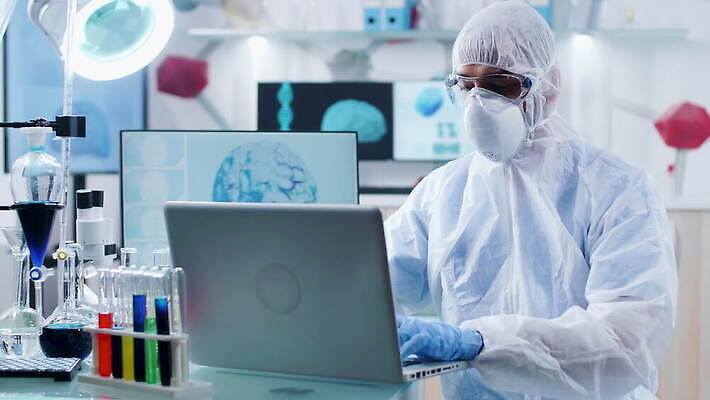 직업 남자 산업 컬러 과학 건강 현미경 실험 작업복 가면 사람없음 스터디 컴퓨터 약 3D 스크린 장비 의사 코트 램프 작업 기술자 실험실 결과 질병 DNA 연구원 과학자 뇌 생물학 비커 튜브 발견 조제 돌봄 화학자 4K MOV 해외동영상 클립영상 옷 교육 컨셉 의학 모션 조명 실험기구 사람 전자제품 학습 외투 의료진 생명공학 디지털합성 만들기 동영상 학자 파일형식