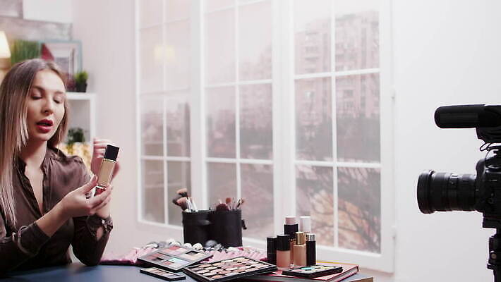 직업 라이프스타일 여자 인터넷 비즈니스 주택 실내 설명 미소 두명 뷰티 유행 카메라 디지털 촬영 웹 화장품 장비 정보 업무 네트워크 피부 방송 온라인 동영상 블로거 블로그 소셜 생존 스타일 크리에이터 1인미디어 4K MOV 해외동영상 클립영상 모션 표정 사람 내부 건물 생활 신체부위 전자제품 작업 파일형식