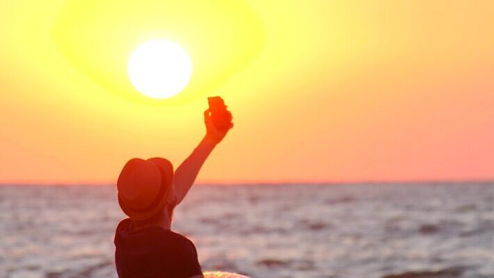 계절 남자 감정 실루엣 여행 백그라운드 인터넷 자연 하늘 모바일 휴가 한명 소년 성인 태양 여행객 일출 일몰 네트워크 팔레트 연결 셀프카메라 명상 와이파이 나눔 내추럴 블로거 스타일 수평선 4G 4K MOV 해외동영상 클립영상 자연요소 1 어린이 촬영기법 IT 사람 노을 사진촬영 생태계 무선인터넷 동영상 파일형식