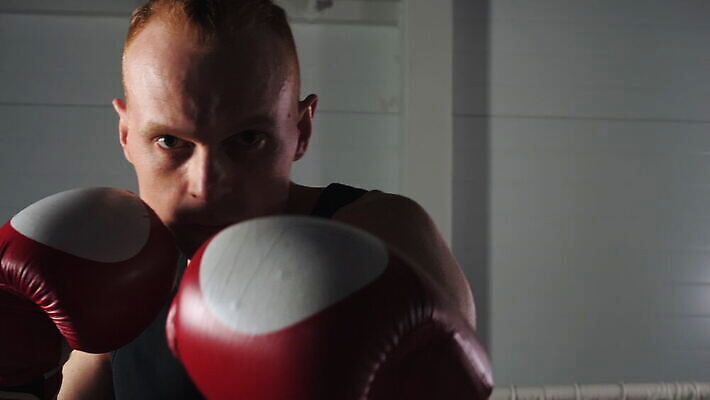 응시 남자 얼굴 스포츠 포즈 장갑 컨셉 건강 한명 서기 상자 힘 헬스장 분노 자신감 모서리 보호 위험 집중 연습 클럽 준비 체육관 싸움 근육질 어려움 운동가 힘찬 4K MOV 해외동영상 클립영상 1 시선 잡화 감정 모션 근육 사람 신체부위 헬스 몸매 동영상 파일형식