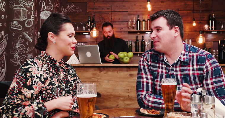 백인 라이프스타일 커플 행복 음료 음식 유리 탁자 휴가 맥주 피자 함께함 실내 대화 미소 웃음 사람 내부 친구 파티 식당 모임 축하 알코올 칵테일 바 그룹 야간 저녁 계산대 주말 채팅 유흥 4K MOV 해외동영상 클립영상 자연요소 서양인 감정 가구 컨셉 관계 재질 주류 패스트푸드 서양음식 표정 말하기 이벤트 생활 상점 동영상 파일형식