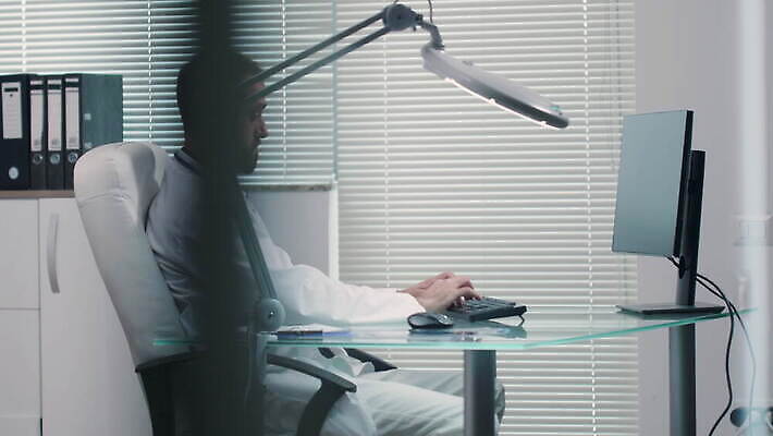 백인 직업 남자 과학 유니폼 청진기 유리 기술 실내 건강 병원 대화 사람 성인 컴퓨터 약 방 시험 의사 코트 대접 작업 실험실 캐비닛 분석 동료 서비스 뇌 문서 돌봄 치료사 4K MOV 해외동영상 클립영상 서양인 옷 교육 컨셉 의학 관계 의료기기 모션 재질 실험 말하기 내부 전자제품 외투 의료진 사물함 동영상 파일형식