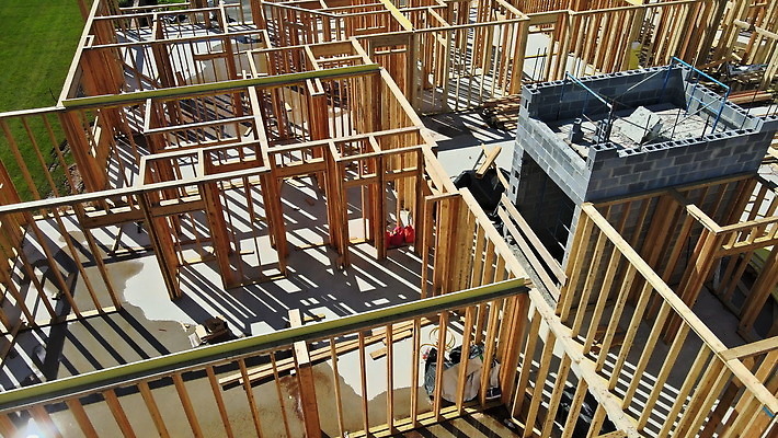 디자인 외관 산업 벽 건축양식 하늘 지붕 새로움 아파트 주택 프레임 사람없음 야외 내부 건물 목재 파란색 태양 건설현장 수리 땅 아래 통나무 목공예 콘도 뼈대 잡동사니 진행 복원 리모델링 수목 합판 4K MOV 해외동영상 클립영상 자연요소 나무 건축물 건축 컬러 컨셉 재료 숙소 건설업 공예 방향 위치 동영상 파일형식