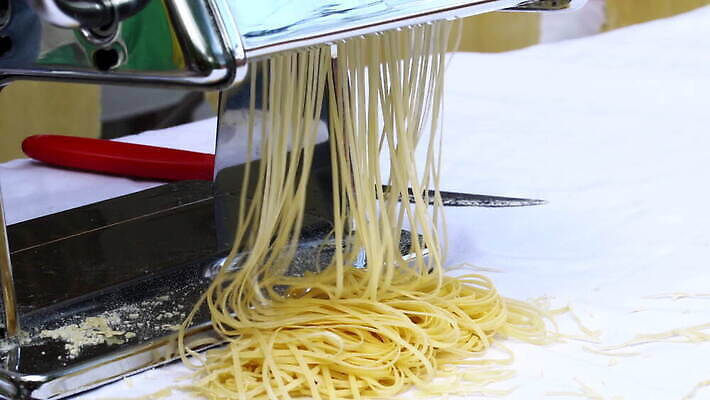 손 줄 음식 빵 탁자 추상 주택 건조 파스타 건강 스파게티 관리 사람없음 햇빛 노란색 기계 이탈리아 면 업무 수프 자르기 시리얼 국수 반죽 만들기 밀가루 라비올리 라자냐 마카로니 이스트 특별함 핸드메이드 토르텔리니 4K MOV 해외동영상 클립영상 유럽 컬러 가구 컨셉 무늬 모션 서양음식 건물 신체부위 태양 면류 작업 이탈리아음식 가루 동영상 파스타면 파일형식