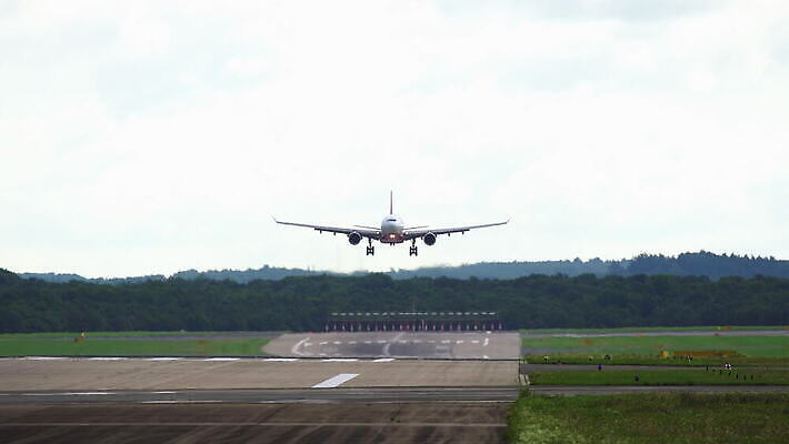 산업 여행 날개 회사 비즈니스 교통시설 모션 비행기 사람없음 맑음 안개 공항 항공 상업 활주로 제트기 승객 우주산업 느림 대패 착륙 접근 항공사 4K 지상주행 유도로 MOV 해외동영상 클립영상 길 교통 항공교통 날씨 대중교통 우주 시설 동영상 파일형식