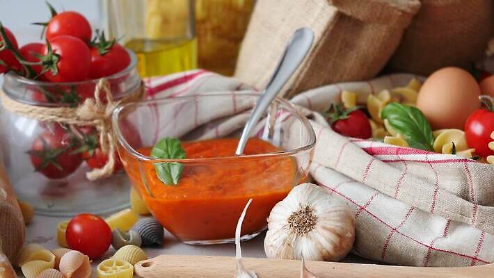 음식 토마토 재료 방울토마토 치즈 파스타 건강 마늘 요리 사람없음 계란 식사 저녁식사 이탈리아 시골 신선 맛 아침식사 준비 점심식사 채식주의자 핸드메이드 맛있는 4K MP4 해외동영상 클립영상 유럽 컨셉 채소 유제품 서양음식 알 채식 동영상 파일형식