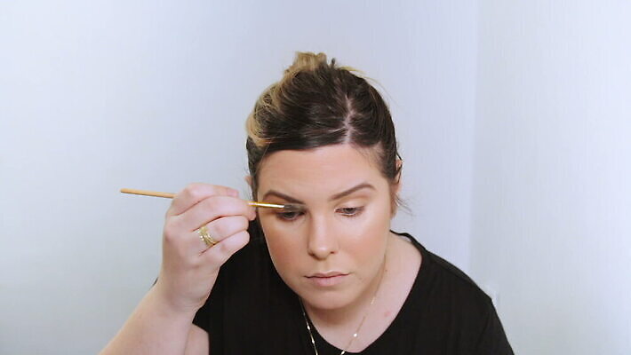 백인 모델 직업 응시 여자 얼굴 백그라운드 한명 사람 성인 뷰티 유행 카메라 화장품 거울 흰색 붓 화려 우아함 가루 눈썹 속눈썹 볼터치 피부 입술 마스카라 윤곽 예술가 아이섀도 내추럴 넣기 방법 아이라이너 연지 스타일 신청 MOV 해외동영상 클립영상 서양인 1 시선 컬러 컨셉 모션 신체부위 전자제품 화장 동영상 파일형식