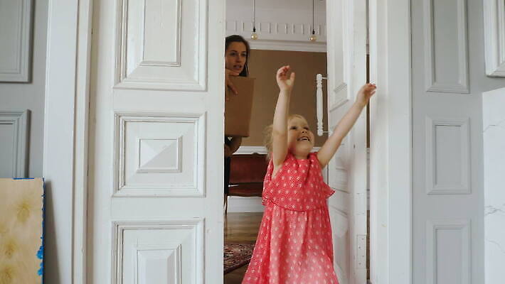 라이프스타일 디자인 여자 딸 행복 가족 모션 새로움 아파트 주택 실내 미소 사람 내부 두명 상자 방 잡기 재산 플랫 수리 구매 패키지 리빙 적재 판지 진짜 4K MOV 해외동영상 클립영상 감정 컨셉 관계 표정 건물 생활 금융 쇼핑 동영상 파일형식