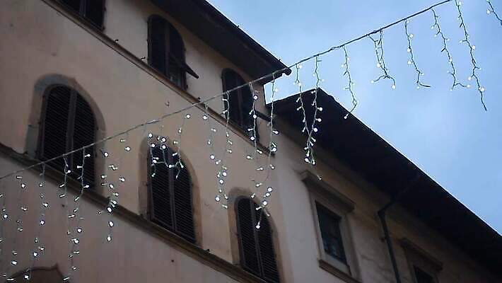 나무 전통 디자인 계절 행복 컬러 백그라운드 크리스마스 겨울 공 추상 휴가 전등 새로움 기념 선물 사람없음 장식 빨간색 초록색 파란색 빛 컬러풀 크리스마스트리 파티 축제 어둠 흰색 축하 황금 야간 저녁 12월 연도 마법 빛망울 광 크리스마스이브 4K MP4 해외동영상 클립영상 자연요소 식물 기념일 감정 컨셉 무늬 조명 이벤트 날짜 동영상 파일형식