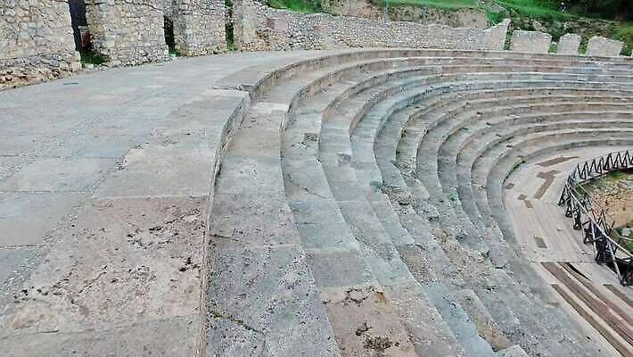 유럽 문화 벽 여행 의자 건축양식 놀이 휴가 풍경 사람없음 야외 건물 물 여름 태양 계단 경기장 산책 무대 수확 골동품 바위 성 중세 역사 배우 군중 극장 언덕 폐허 장면 드라마 그리스인 로마인 마케도니아 옛날 원형극장 1인칭시점 4K MP4 해외동영상 클립영상 자연요소 서양인 건축물 시선 계절 건축 나라 가구 농업 스포츠시설 휴식 사람 인종 돌_바위 연예인 동영상 파일형식 남유럽
