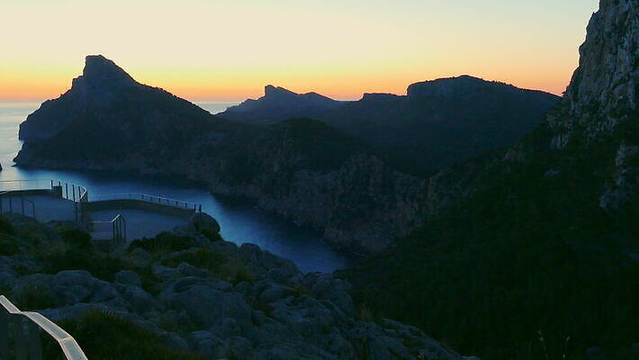 실루엣 도로 길 여행 자연 날씨 풍경 사람없음 야외 물 관광지 일몰 암석 경계선 전원 스페인 철책 패닝샷 수평선 결석 남유럽 4K MOV 해외동영상 클립영상 자연요소 유럽 선 교통시설 촬영기법 노을 돌_바위 전기에너지 경계 생태계 동영상 파일형식