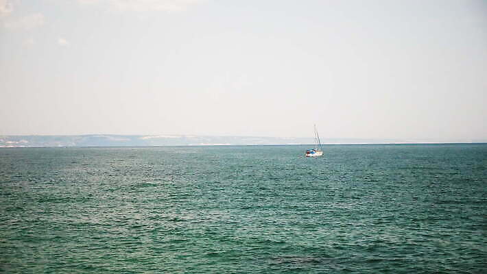 라이프스타일 스포츠 파도 바다 여행 백그라운드 요트 교통시설 자연 하늘 낚시 바람 휴가 항해 사람없음 야외 물 파란색 자유 흰색 보트 고급 작음 함선 레가타 뱃놀이 4K MOV 해외동영상 클립영상 자연요소 컬러 교통 컨셉 배_교통 레저 날씨 생활 전통놀이 크기 시설 생태계 동영상 파일형식