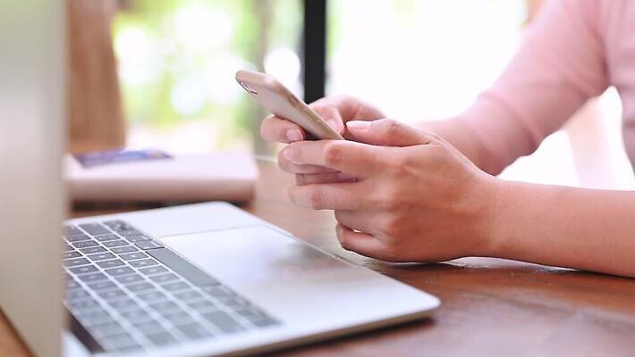 라이프스타일 인터넷 비즈니스 태국 휴식 주택 건강 한명 사람 동양인 노트북 쇼핑 컴퓨터 세일 비즈니스우먼 네트워크 신용카드 구매 연결 온라인 물류 전자상거래 혁명 마케팅 소셜 코로나바이러스 사회적거리두기 뉴노멀 4K MOV 해외동영상 클립영상 1 여자 아시아 캠페인 컨셉 인종 건물 생활 금융 경제 전자제품 직장인 바이러스 동영상 파일형식