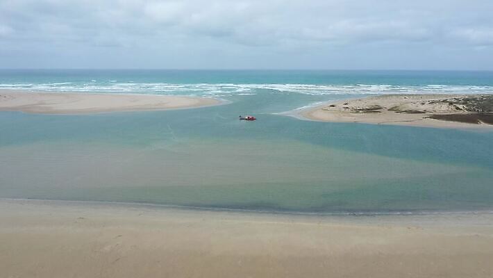 구름 모래 파도 바다 여행 자연 하늘 날씨 안테나 풍경 사람없음 야외 초록색 물 파란색 강 갈색 환경 보트 콘센트 호주 전기에너지 흐림 드론 주입구 해일 4K MP4 해외동영상 클립영상 자연요소 컬러 배_교통 통신 에너지 오세아니아 자연재해 생태계 동영상 파일형식