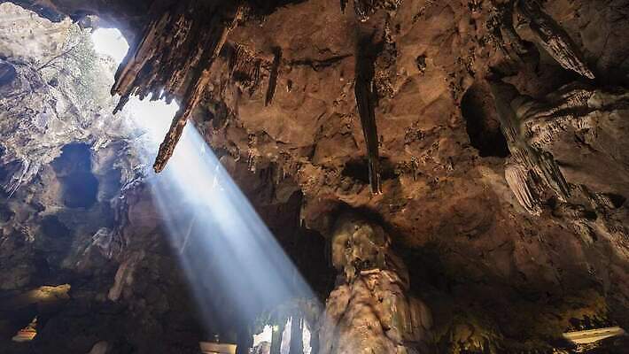 아시아 여행 백그라운드 벤치 자국 모션 자연 풍경 사람없음 초록색 물 여름 파란색 빛 컬러풀 어둠 광선 터널 동굴 질감 전쟁 화산 알프스 장면 지하 내추럴 석회암 이국적 절정 지질 4K MOV 해외동영상 클립영상 자연요소 계절 유럽 나라 길 컬러 의자 산 암석 생태계 동영상 파일형식