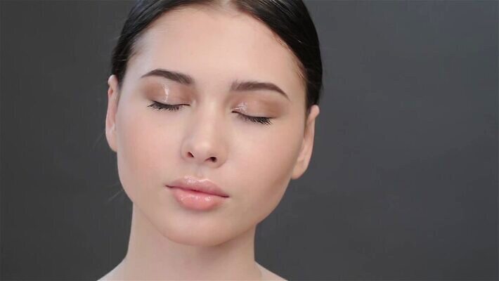 모델 응시 여자 얼굴 분홍색 백그라운드 모션 갈색머리 건강 한명 미소 사람 동양인 인종 성인 뷰티 노란색 머리 스파 화장품 신선 입 닫기 피부 피부관리 내추럴 창백 떨림 고립 돌봄 완전 MP4 해외동영상 클립영상 1 헤어스타일 시선 컬러 컨셉 표정 신체부위 동영상 파일형식