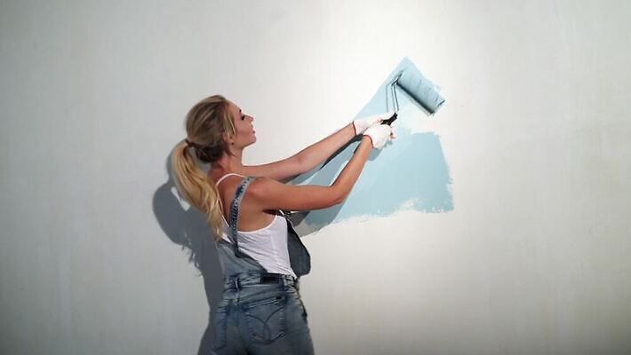 직업 산업 벽 유니폼 가사 노동자 아파트 주택 손잡이 한명 사람 장식 파란색 인테리어 섹시 페인트 방 장비 흰색 기구 공구 잡기 붓 업무 플랫 수리 땅 서비스 그림 롤 롤러 페인트붓 화가 건축업자 복원 업그레이드 4K MOV 해외동영상 클립영상 1 디자인 옷 건축 컬러 컨셉 모션 건물 도구 작업 동영상 파일형식