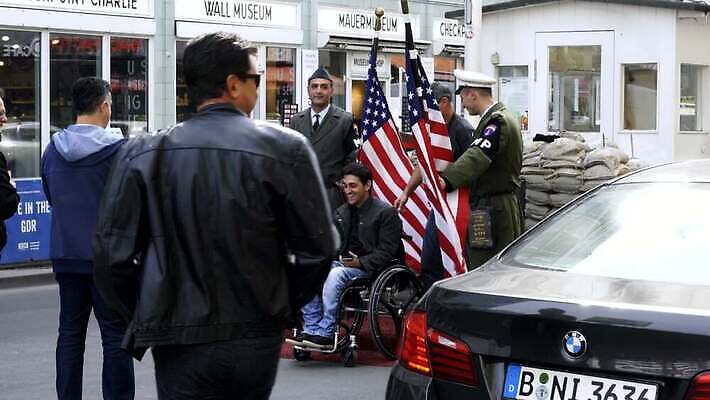 유럽 문화 도로 벽 여행 건축양식 휴가 거리 독일 말하기 대화 사람없음 건물 도시풍경 여행객 탑 군인 죽음 깃발 도시 역사 휠체어 군용 전쟁 육군 타운 포인트 베를린 기념물 동쪽 건너기 랜드마크 서쪽 수도권 국경 4K MOV 해외동영상 클립영상 직업 건축물 건축 나라 길 교통시설 모션 군대 사람 풍경 금융 방향 지역 동영상 국군 파일형식