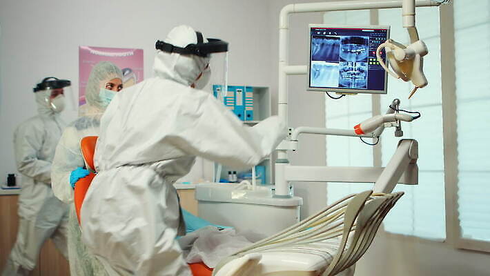 직업 어린이 엄마 엑스레이 건강 치과 병원 작업복 대화 설명 약 디지털 모니터 장비 시험 환자 간호사 의사 가리킴 바이러스 치아 보호장비 치과의사 예방 약속 방문 틀니 치아교정 치통 코로나바이러스 뉴노멀 4K 구강학 MOV 해외동영상 클립영상 옷 교육 의학 가족 모션 말하기 사람 손짓 경제 컴퓨터 의료진 소화기관 질병 교정 동영상 파일형식