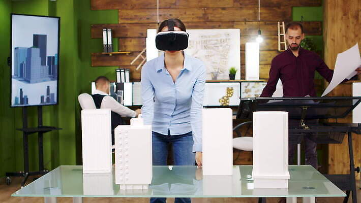 직업 여자 산업 안경 회사 비즈니스 건축양식 미래 고글 손짓 여러명 내부 컴퓨터 사무실 디지털 헤드폰 장비 작업 엔지니어 어플리케이션 건축가 디자이너 사이버 동료 컨설턴트 혁명 시범 프로젝트 가상 가상현실 4K MOV 해외동영상 클립영상 잡화 건축 음향기기 다수 컨셉 관계 모션 사람 전자제품 기술자 전문직 상담 동영상 파일형식