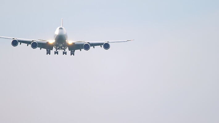 실루엣 여행 날개 교통시설 하늘 휴가 비행기 사람없음 파란색 태양 일몰 안개 화물 떨어짐 공항 화물선 항공 출발 상업 머리위 제트기 승객 엔진 대패 착륙 접근 항공사 4K MOV 해외동영상 클립영상 자연요소 산업 컬러 교통 컨셉 배_교통 항공교통 날씨 대중교통 촬영기법 노을 운송업 시설 동영상 파일형식