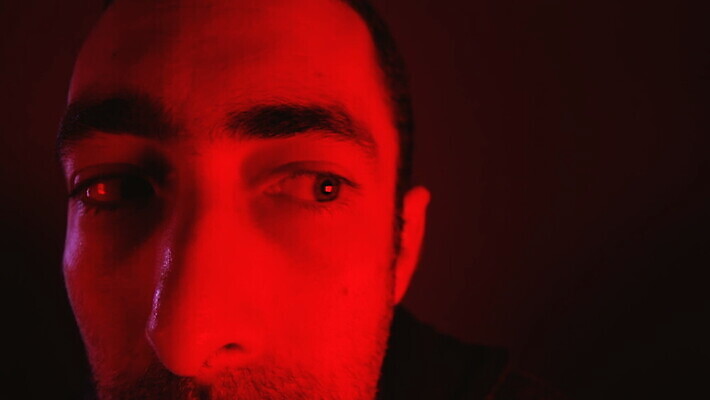 백인 1 학생 응시 남자 감정 얼굴 스트레스 한명 사람 성인 옆모습 빨간색 머리 어둠 놀람 표현 닫기 무서움 고민 흥분 공포 충격 반응 심각 위기 재앙 호러 혼란 MOV 해외동영상 클립영상 서양인 시선 뷰포인트 컬러 컨셉 모션 표정 신체부위 동영상 파일형식