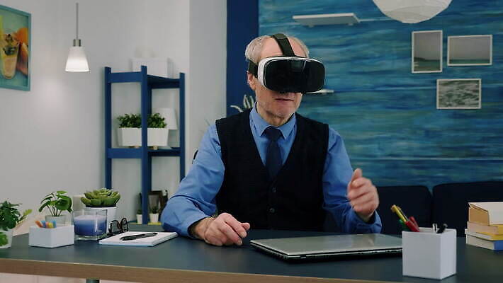 직업 커플 응시 노년 안경 비즈니스 미래 고글 주택 직장 앉기 손짓 성인 노트북 사무실 디지털 헤드폰 방 장비 업무 작업 비즈니스맨 자신감 작업실 은퇴 집중 책상 검색 비전 리빙 혁명 옛날 홀로그램 가상 가상현실 현실 4K MOV 해외동영상 클립영상 시선 잡화 남자 감정 음향기기 가구 컨셉 회사 관계 모션 사람 건물 전자제품 직장인 동영상 파일형식