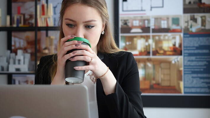 직업 디자인 여자 커피 생각 비즈니스 사업가 성공 휴식 노동자 직장 실내 한명 미소 앉기 내부 그래픽 노트북 컴퓨터 사무실 디지털 공책 마시기 타이핑 업무 작업 작업실 건축가 디자이너 종업원 집중 바쁨 긍정 프로젝트 MOV 해외동영상 클립영상 1 음료 컨셉 회사 모션 문구용품 표정 사람 전자제품 동영상 파일형식