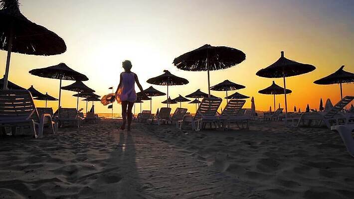 손 여자 행복 실루엣 모래 바다 여행 신체 오렌지 모션 자연 휴가 건강 손바닥 사람 사람없음 야외 물 태양 일출 점프 황혼 일몰 새벽 산책 기쁨 낭만 에너지 자유 춤 저녁 장면 MP4 해외동영상 클립영상 자연요소 감정 컨셉 과일 문화예술 휴식 촬영기법 신체부위 노을 야간 생태계 동영상 파일형식