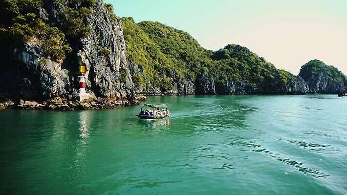 아시아 바다 섬 여행 자연 휴가 산 동양인 풍경 사람없음 물 여행객 만 보트 베트남 낚시꾼 인도차이나반도 4K MOV 해외동영상 클립영상 자연요소 나라 사람 인종 동남아시아 배 생태계 동영상 선박 파일형식