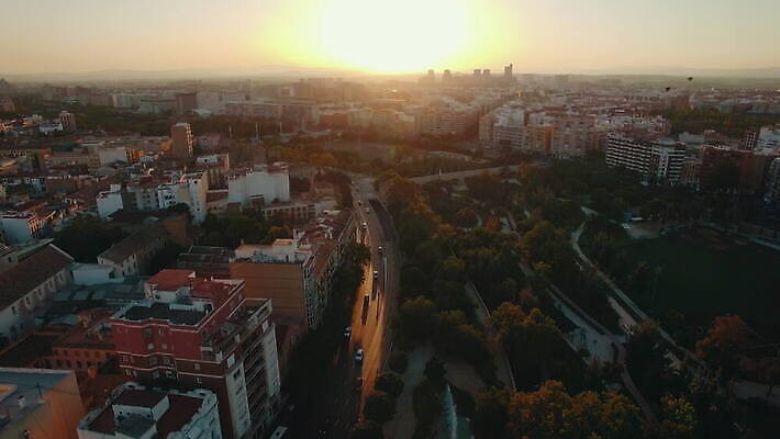 공원 유럽 도로 스포츠 여행 밭 건축양식 자동차 거리 주택 안테나 파노라마 사람없음 건물 초록색 빛 도시풍경 햇빛 태양 일몰 도시 스페인 저녁 스카이라인 항공촬영 드론 발렌시아 4K MOV 해외동영상 클립영상 자연요소 건축물 공공시설 건축 나라 길 육상교통 뷰포인트 컬러 농업 통신 교통시설 촬영기법 풍경 노을 야간 동영상 파일형식