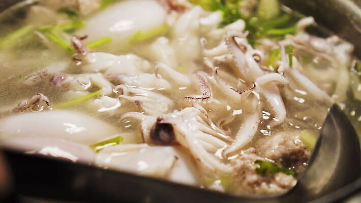 전통 접시 아시아 문화 음식 백그라운드 채소 재료 모션 태국 건강 육류 돼지고기 요리 동양인 사람없음 식당 식사 저녁식사 흰색 신선 뜨거움 닫기 맛 아침식사 수프 수증기 해산물 오징어 슬라이스 느림 점심식사 폭식 다진 삶기 평야 핸드메이드 맛있는 MOV 해외동영상 클립영상 식기 나라 컬러 컨셉 식재료 자연 연체동물 인종 상점 수중동물 동영상 파일형식 동물 무척추동물 사람 생태계