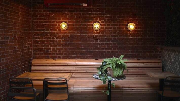 식물 라이프스타일 접시 벽 컨셉 다이어트 유리 탁자 벽돌 전등 영국 잉글랜드 실내 건강 사람없음 목재 물 인테리어 컬러풀 식당 램프 신선 먹기 타일 서비스 런던 4K MOV 해외동영상 클립영상 자연요소 나무 식기 디자인 유럽 컬러 가구 재료 모션 재질 조명 내부 생활 상점 동영상 파일형식