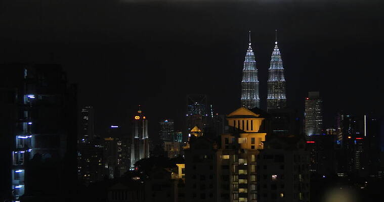 아시아 건축양식 통신 지붕 휴식 수영장 파노라마 사람없음 건물 물 도시풍경 태블릿 터치패드 알약 탑 디지털 고층빌딩 도시 메시지 이메일 고급 씻기 야간 옥상 당구 온라인 타입 빛망울 말레이시아 패드 수도권 터치스크린 4K MOV 해외동영상 클립영상 자연요소 건축물 건축 나라 컨셉 촬영기법 풍경 빌딩 전자제품 빛 스마트기기 약 구기 청결 지역 동영상 파일형식