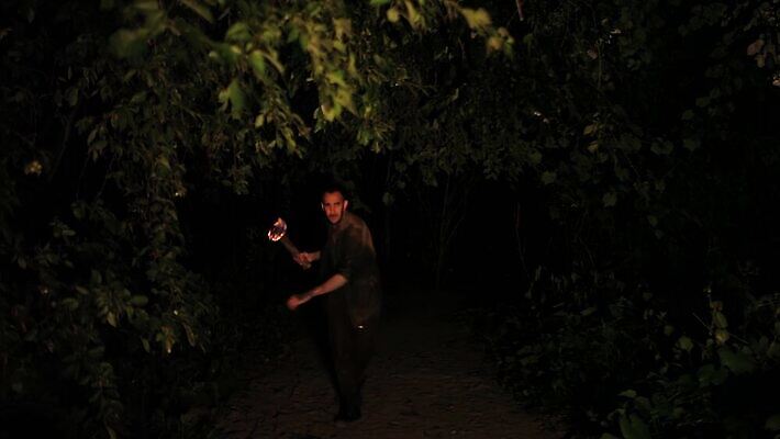 나무 손 오렌지 모션 자연 불 불꽃 따뜻함 한명 소년 야외 목재 빨간색 빛 걷기 어둠 젖음 등불 손전등 뜨거움 야간 저녁 숲 위험 오솔길 무서움 모험가 탐사 사방 호러 화상 생존 4K MP4 해외동영상 클립영상 자연요소 식물 1 남자 감정 길 어린이 컬러 컨셉 과일 재료 조명 사람 신체부위 상처 생태계 공포 동영상 파일형식