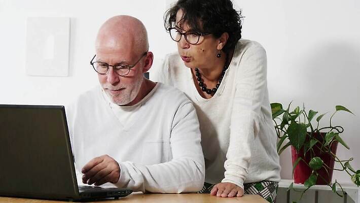 백인 라이프스타일 커플 여자 노년 행복 유럽 결혼 2 인터넷 남편 주택 함께함 실내 미소 사람 내부 두명 노트북 컴퓨터 웹서핑 아내 60대 은퇴 리빙 옛날 4K MP4 해외동영상 클립영상 서양인 감정 나라 컨셉 관계 표정 이벤트 성인 건물 생활 전자제품 동영상 파일형식