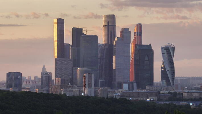 비즈니스 유리 아파트 사람없음 건물 금융 도시풍경 사무실 탑 맑음 고층빌딩 일몰 도시 센터 닫기 도심 야간 저녁 러시아 스카이라인 빛망울 랜드마크 모스크바 4K 타임랩스 MOV 해외동영상 클립영상 자연요소 건축물 유럽 모션 재질 날씨 주택 촬영기법 풍경 빌딩 경제 빛 노을 동영상 파일형식