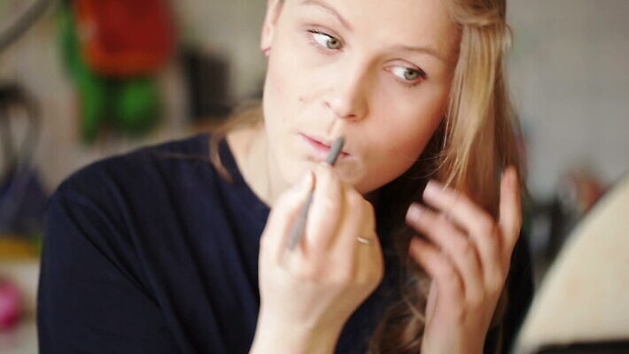 백인 여자 얼굴 사람 성인 빛 금발 뷰티 연필 머리 화장품 흰색 신선 닫기 눈썹 묘사 내추럴 MOV 해외동영상 클립영상 서양인 헤어스타일 컬러 모션 학용품 신체부위 필기구 동영상 파일형식